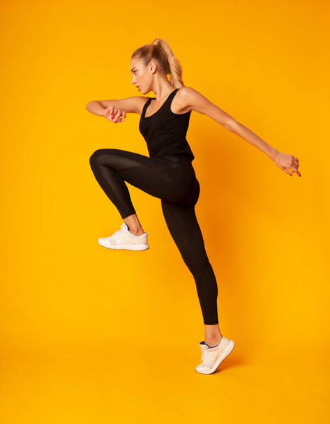 Fitness Girl jumping során cardio edzés, stúdió shot - Fotó, kép