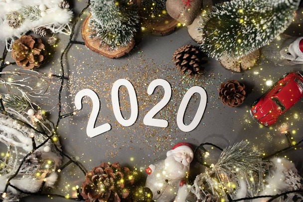 Bonne année 2020. Symbole du numéro 2020 sur fond gris avec jouets de Noël
 - Photo, image