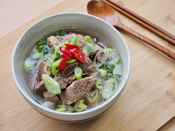 Comida tradicional coreana Galbi-tang, sopa de costillas cortas
 - Foto, imagen