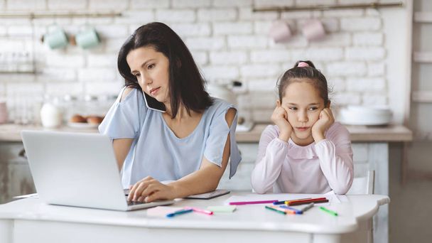 Κορίτσι αναστατωμένος με την έλλειψη προσοχής, ενώ η μητέρα της εργάζεται - Φωτογραφία, εικόνα