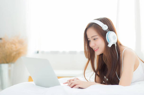 Kaunis aasialainen nuori nainen rentoutua kuunnellen musiikkia headph
 - Valokuva, kuva