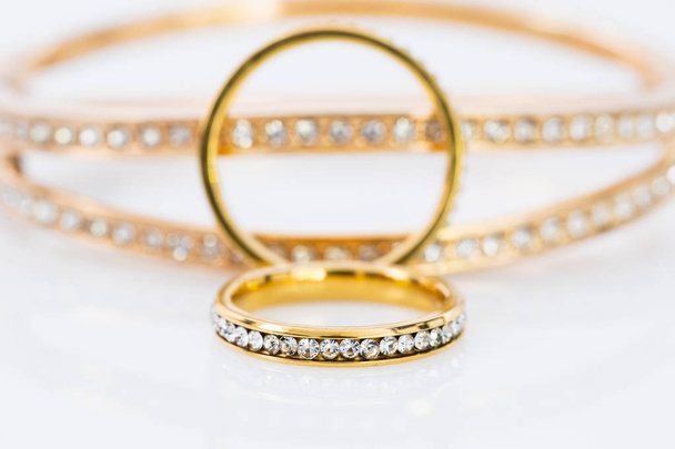 anillos de boda de oro sobre fondo blanco - Foto, imagen
