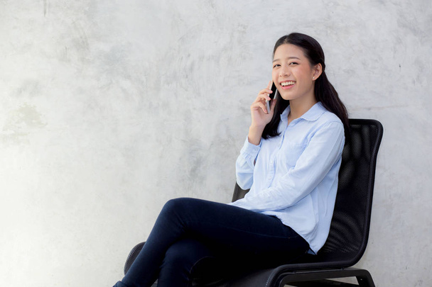 Bonita jovem mulher asiática falando telefone celular inteligente e sorriso
 - Foto, Imagem