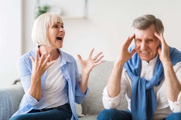 Couple d'âge mûr agressif ayant mal compris, se disputant à la maison
 - Photo, image