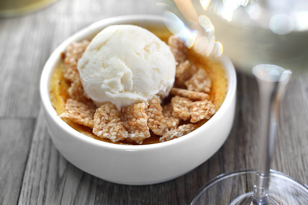 Dessert Crème Brulee mit Eis und Sesam in Karamell. - Foto, Bild