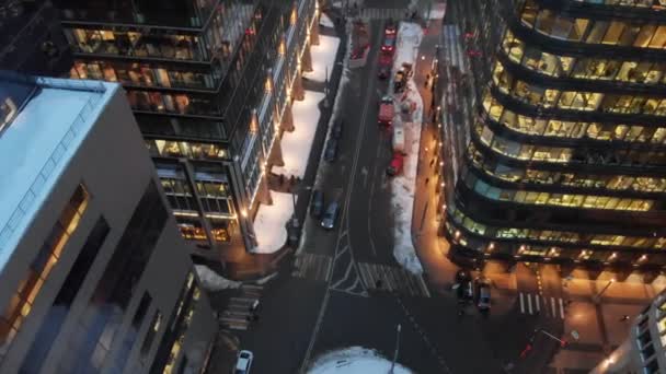 Moscow White Square modern Business Center. Winter avond gladde luchtfoto geschoten. Auto's en mensen die op het kruispunt bewegen. - Video