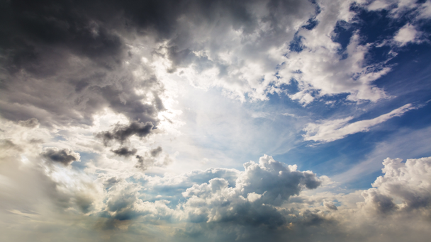 Vliegen door hemels mooie zonnige Cloudscape. Verbazingwekkende timelapse van witte pluizige wolken bewegen zachtjes op de lucht en de zon schijnt boven de wolken met prachtige stralen en lens flare. - Video