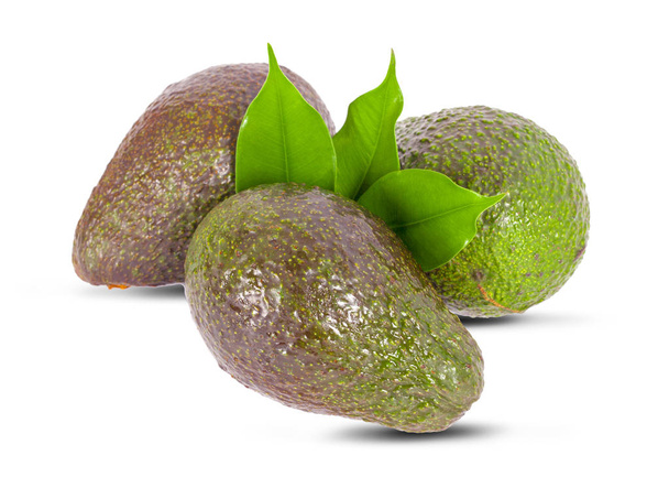 avocado geïsoleerd op witte achtergrond - Foto, afbeelding