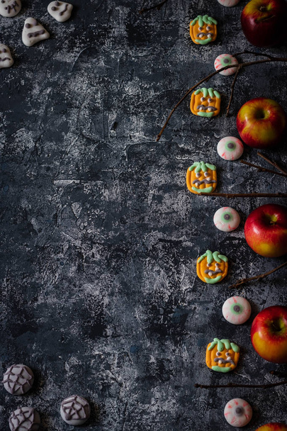 Fond d'Halloween créatif avec des guimauves et des pommes à thème. Place pour le texte
. - Photo, image