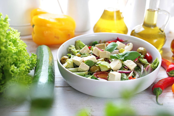 Μια υγιεινή διατροφή, πράσινη σαλάτα με τόφου και αβοκάντο - Φωτογραφία, εικόνα