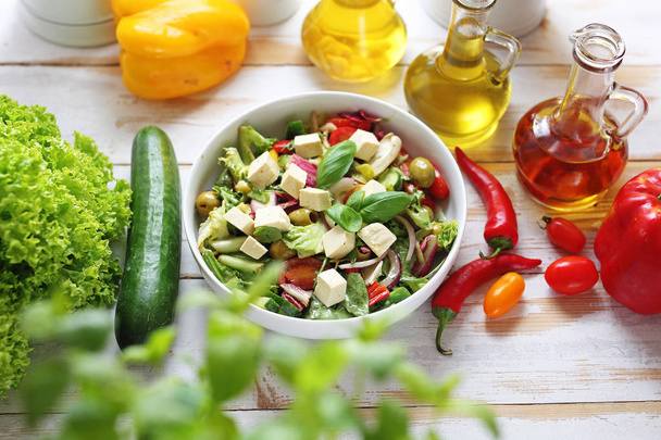 豆腐とアボカドのグリーンサラダ。健康的な食事 - 写真・画像