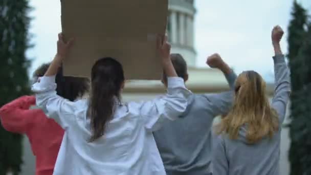 Jovens com boca tapada mostrando bandeira contra ocultação de crime, abuso
 - Filmagem, Vídeo
