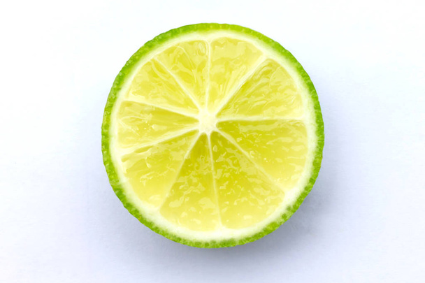 limão fatiado isolado sobre um fundo branco. - Foto, Imagem