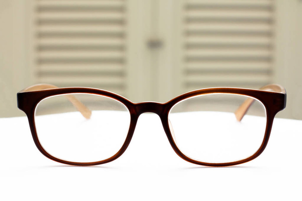 Widok z przodu okularów do czytania z brązowymi ramkami na białym tle. - Zdjęcie, obraz