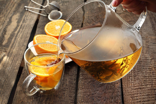 オレンジと緑茶の開花、熱い芳香族の飲み物のグラス. - 写真・画像