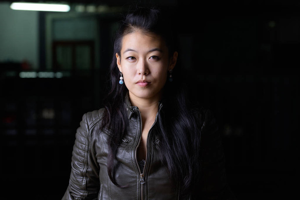 Rostro de hermosa mujer rebelde asiática al aire libre en la noche
 - Foto, imagen