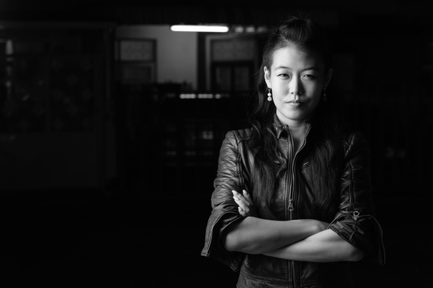 Όμορφη Ασίας επαναστατική γυναίκα σε εξωτερικούς χώρους το βράδυ σε μαύρο και άσπρο - Φωτογραφία, εικόνα