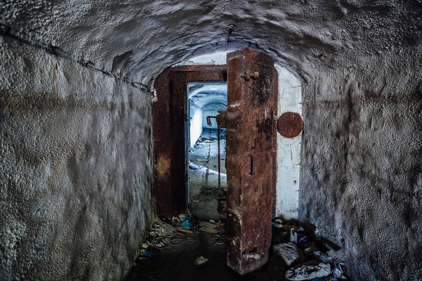 Ouvert rouillé porte blindée hermétique, entrée de soviétique abandonné
 - Photo, image