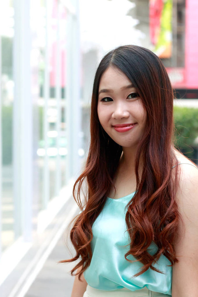 Mulher asiática bonita sorrindo com cena ao ar livre
. - Foto, Imagem