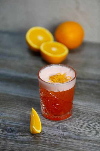Bacardi koktejl s oranžovým a oranžovým zestem na šedém pozadí - Fotografie, Obrázek