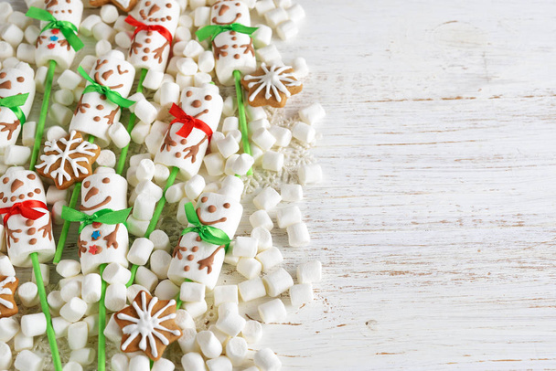 Funny Christmas marshmallow snowmen - Фото, зображення