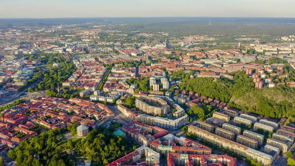 Göteborg, Zweden. Panorama van het centrale deel van de stad. Zonsondergang, van Drone  - Foto, afbeelding