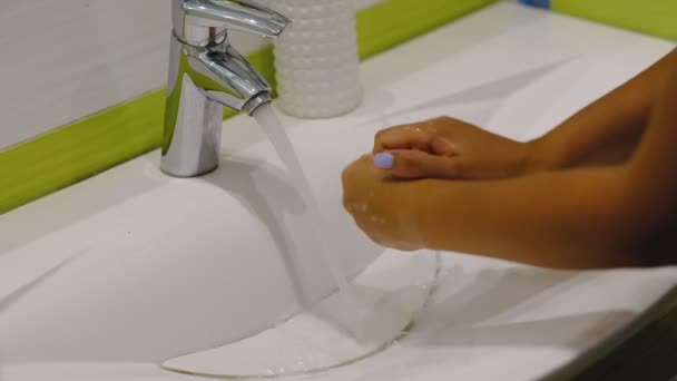 Zeitlupe. Frau wäscht sich im Badezimmer die Hände mit Seife - Filmmaterial, Video