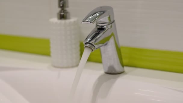 Slow Motion. Vrouw doet klusjes in de badkamer thuis, reinigings spoelbak en kraan met Spray detergent. Bijgesneden weergave - Video