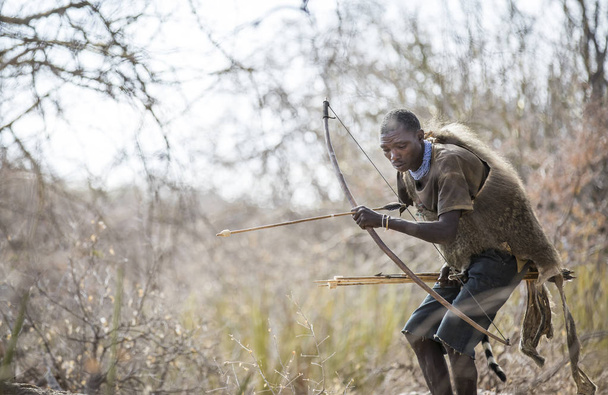 Eyasi-tó, Tanzánia, szeptember 11, 2019: Hadzabe vadász a természetben a Norther Tanzánia - Fotó, kép