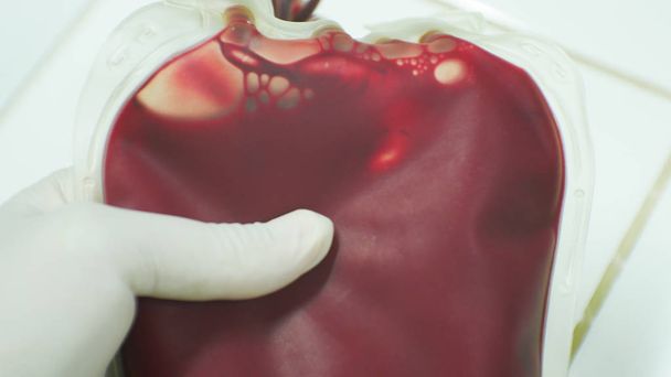 Laboratuvarda kan torbasında kırmızı kan. - Fotoğraf, Görsel