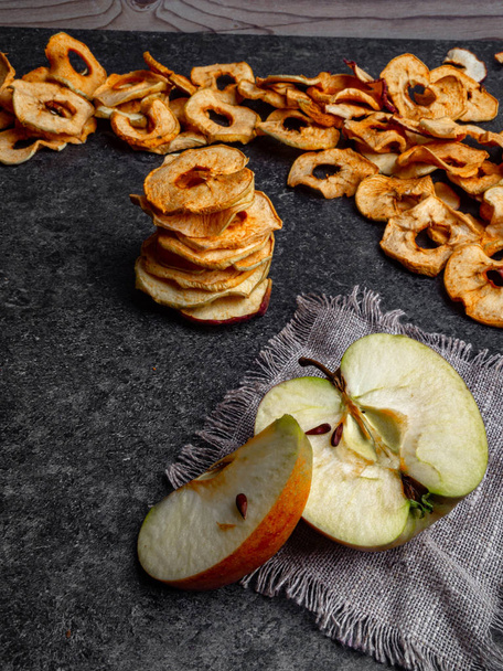 fresh applewith pieces of dry in dehydrator slices of yellow and red apples, healthy snack - Foto, imagen