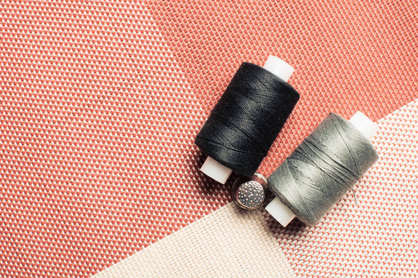 Sewing threads on bobbin for sewing thimble for finger. - Foto, afbeelding