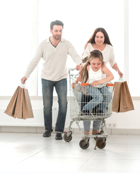 happy parents with children go shopping - Zdjęcie, obraz