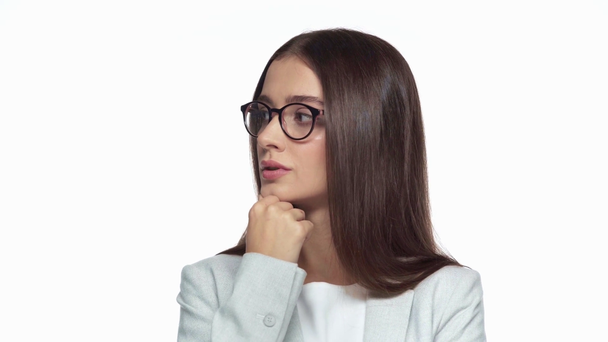 chère femme d'affaires montrant geste haussant les épaules isolé sur blanc
 - Séquence, vidéo