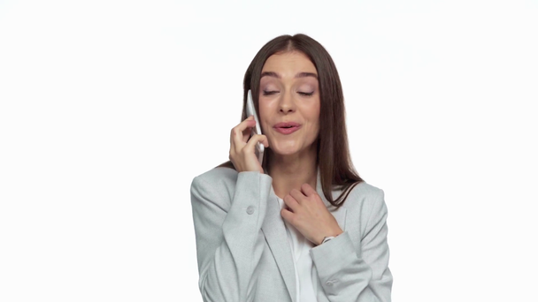 vzrušená podnikatelka mluví na smartphone izolované na bílém - Záběry, video