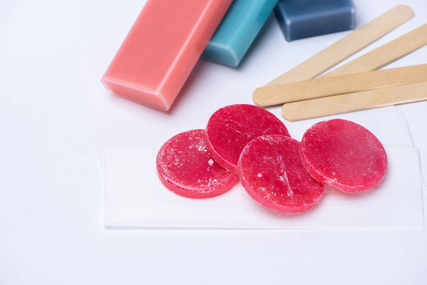 Cera vermelha para depilação em comprimidos e cassetes, bastões e stri
 - Foto, Imagem