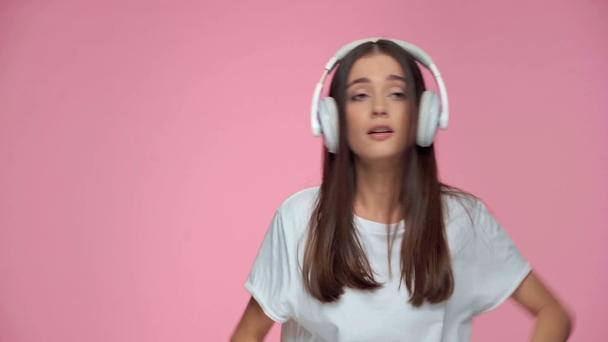 fröhliches Mädchen singt und tanzt isoliert auf rosa - Filmmaterial, Video