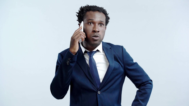 irritado empresário afro-americano falando em smartphone isolado em cinza
 - Filmagem, Vídeo