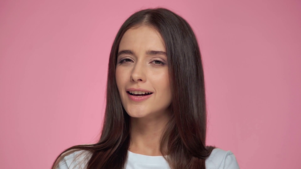 gelukkig meisje glimlachen geïsoleerd op roze  - Video