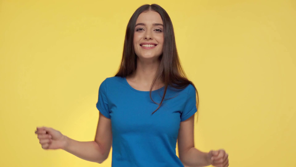 красива дівчина жестикулює і танцює ізольовано на жовтому
 - Кадри, відео