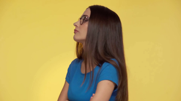 hübsche Frau zeigt Mittelfinger isoliert auf gelb - Filmmaterial, Video