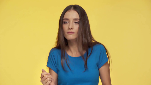 pretty woman snapping fingers and dancing isolated on yellow - Filmagem, Vídeo