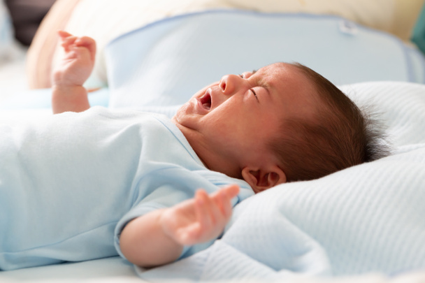 Ασιατικό μωρό νεογέννητο κλάμα από τα συμπτώματα της διάρροιας - Φωτογραφία, εικόνα
