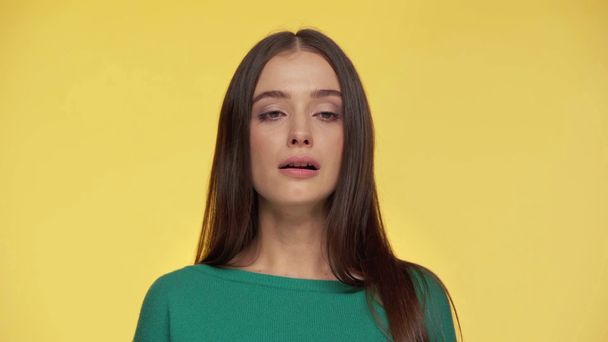 sfrustrowana młoda kobieta odizolowana na żółto - Materiał filmowy, wideo