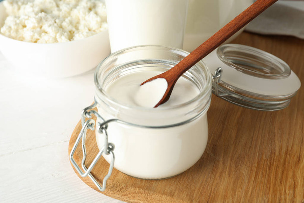 Produits laitiers frais sur table en bois blanc, gros plan
 - Photo, image