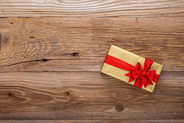 Подарункова або подарункова коробка і зірки конфетті на кольоровому столі зверху
.  - Фото, зображення