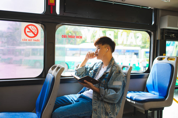 Taşıma. Otobüsteki insanlar. Yazar gazetecilik hayal romancı mesaj kavramı - Fotoğraf, Görsel