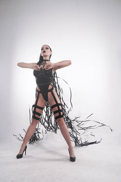 danseuse en tenue noire sur fond de studio blanc
 - Photo, image
