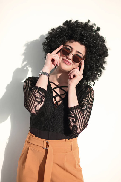 close up. fashionable young woman in sunglasses. - Valokuva, kuva