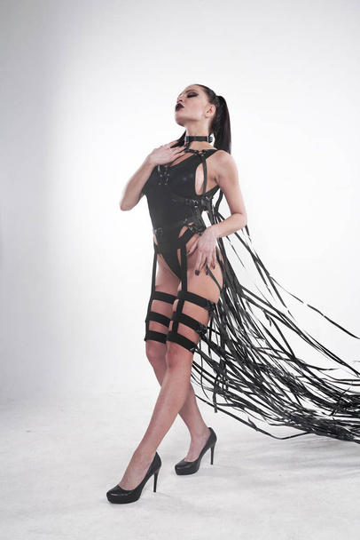 danseuse en tenue noire sur fond de studio blanc
 - Photo, image